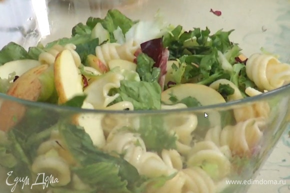 Салатный микс выложить в глубокую миску, добавить яблоки, отваренные макароны, все перемешать.