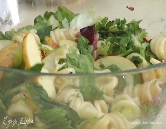Салатный микс выложить в глубокую миску, добавить яблоки, отваренные макароны, все перемешать.