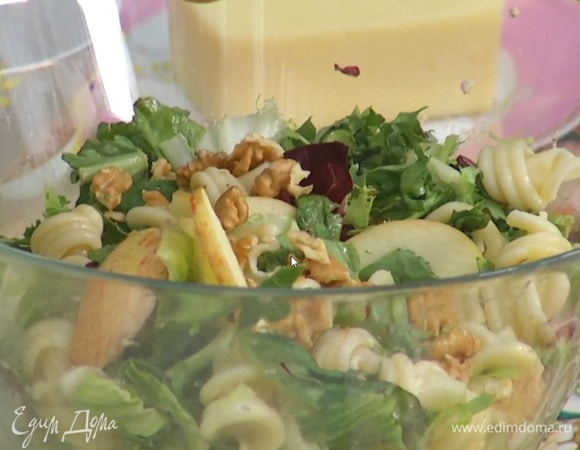 Грецкие орехи поломать руками и добавить в салат.