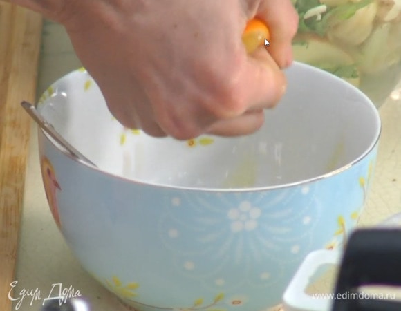 Приготовить заправку: из оставшейся половинки лимона выжать сок, добавить горчицу, уксус, оливковое масло, посолить, поперчить и перемешать.