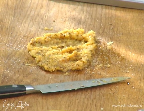 К натертому имбирю с чесноком добавить тмин, куркуму, паприку, кайенский перец, посолить, влить 1‒2 ст. ложки оливкового масла и все перемешать.