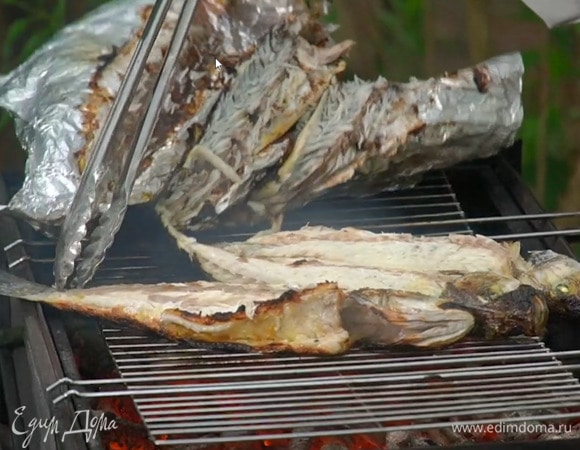 Затем все перевернуть, так чтобы рыба была на гриле, снять фольгу и жарить до готовности.