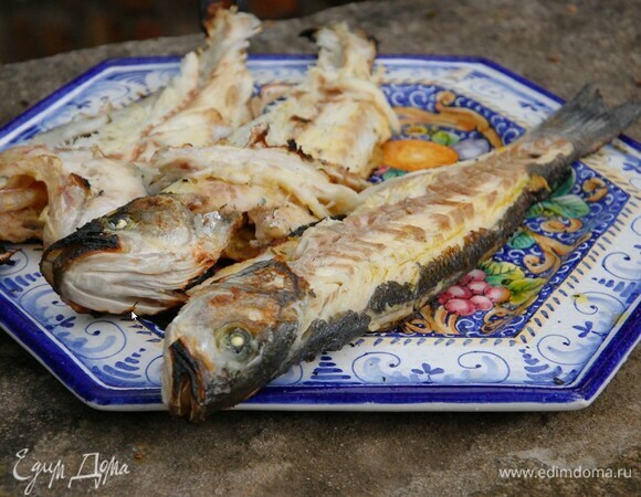 Готовую рыбу переложить на блюдо и сбрызнуть оставшимся оливковым маслом.