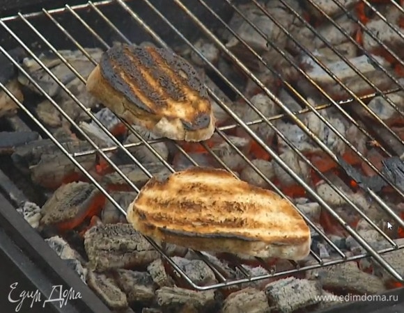 Хлеб обжаривать на гриле до появления румяных полосок.