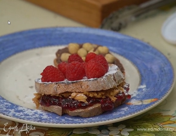Один кусок с джемом и хлеб с арахисовой пастой сложить вместе начинкой внутрь, второй кусок с джемом и хлеб с шоколадной пастой также сложить вместе.