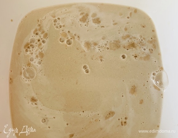 К сухим дрожжам добавляем сахар, соль. Заливаем теплой водой. Перемешиваем.