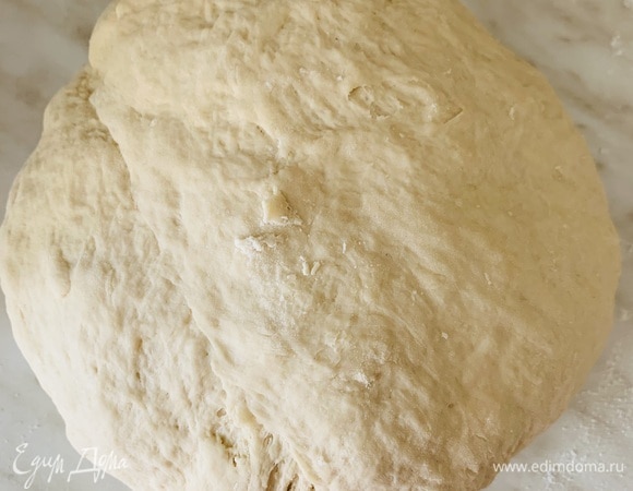 Всю просеянную муку добавляем к дрожжам. И вымешиваем до эластичности. Можно миксером для теста.