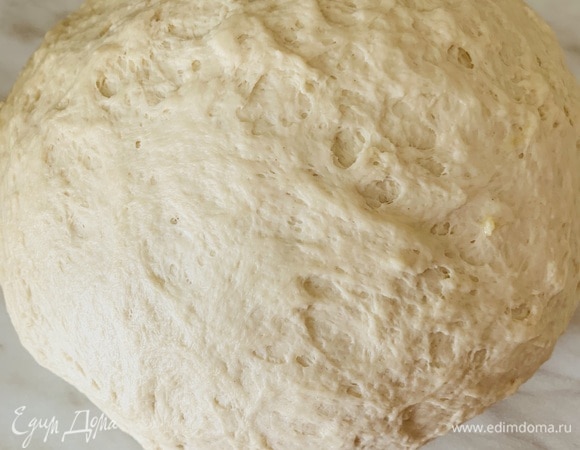 Добавляем масло и продолжаем вымешивать тесто, пока оно полностью не пропитается маслом и не станет гладким и однородным.