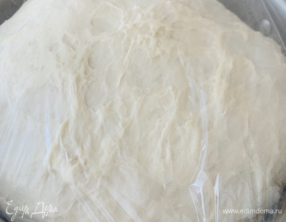 Берем форму, в которой тесто будет подниматься, и смазываем внутри оливковым маслом. Тесто собираем в колобок, скручивая, и отправляем в форму на расстойку в теплое место минут на 40.