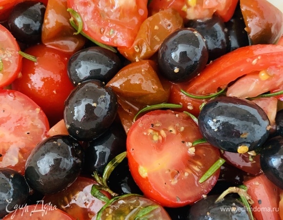 В это время подготавливаем овощи. Розмарин, разрезанные пополам черри, оливки посыпаем дробленным перцем и поливаем оливковым маслом. Оставляем пропитаться.