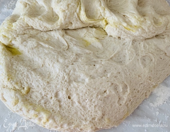 Подошедшее тесто выкладываем на стол, припыленный мукой, и вымешиваем, чтобы вышел углекислый газ. Недолго.