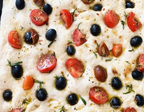 Сверху теста делаем углубления и вставляем в них овощи.