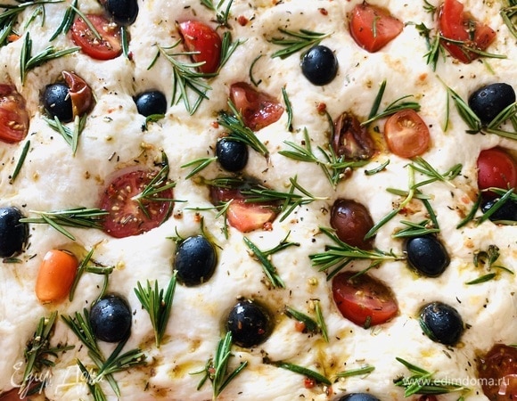 Убираем на расстойку минут на 20 в теплое место. Разогреваем духовку (верх/низ) до 220°C. Посыпаем фокаччу солью. Форму с тестом берем и ставим в разогретую духовку очень аккуратно, чтобы тесто не осело. Выпекаем 35 минут.