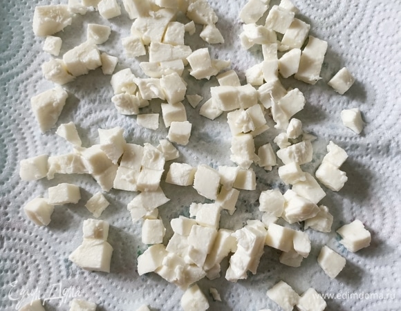 С моцареллы слить сыворотку. Нарезать и выложить на бумажное полотенце.