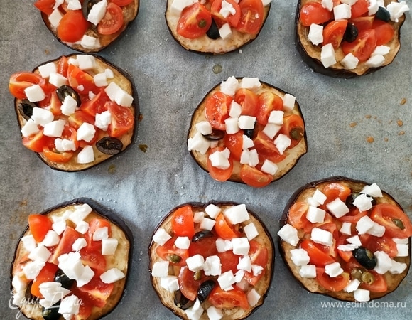 Когда баклажаны станут мягкими, достать и выложить сверху начинку, вернуть в духовку еще на 5 минут.