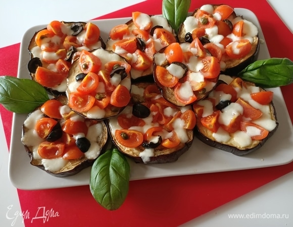 Готовые баклажаны выложить на блюдо, украсить листиками базилика и подавать. Приятного аппетита!