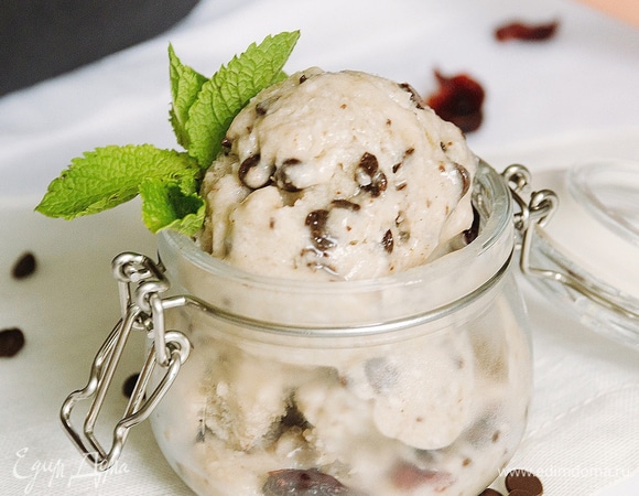 Доставайте мороженое и перемешивайте каждый час, чтобы разбить кристаллики льда и получить более сливочную консистенцию.