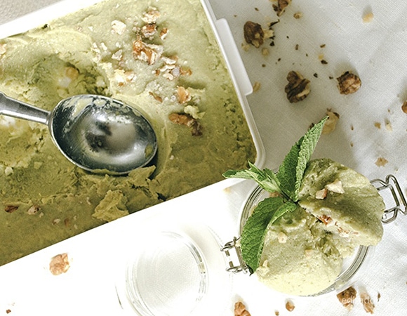 Перелейте смесь в стеклянный лоток либо формы для мороженого, добавьте по вкусу молотые орешки и отправьте замораживаться.