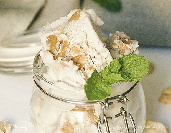 Доставайте и перемешивайте каждый час, чтобы разбить кристаллики льда и получить более сливочную консистенцию.