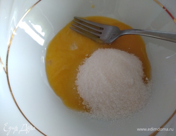 Готовим бисквит. Растереть желтки с сахаром до побеления.