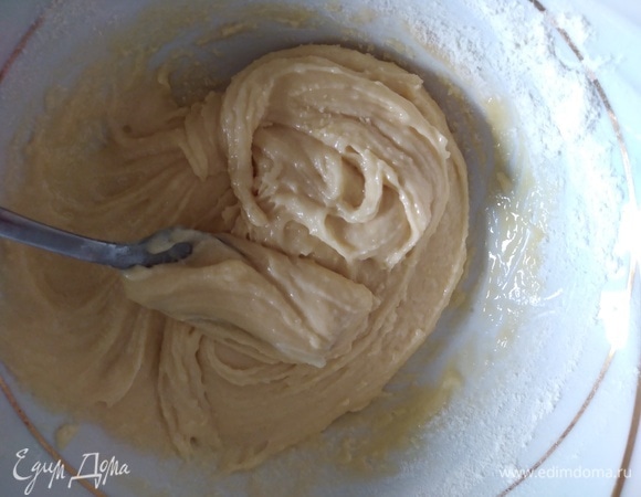 Муку просеять с разрыхлителем и ввести в тесто. Перемешать. Тесто густоватое.