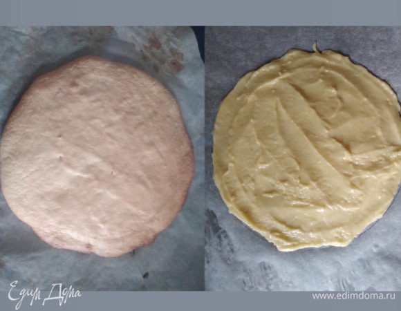 На пергаменте нарисовать круг диаметром 17 см. Размазать ложкой тесто. Духовку разогреть до 170°C. Выпекать 10–12 минут. Снять пергамент, остудить, подровнять ножом до 16 см.