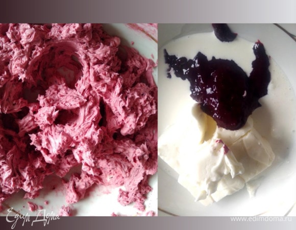 Суфле я решила сделать ягодным, чтобы уменьшить сладость. Размягченное масло взбить со сливками и ягодным пюре. Отставить в сторону (не в холодильник). У меня было пюре из черной смородины. Просто пробитая блендером ягода.