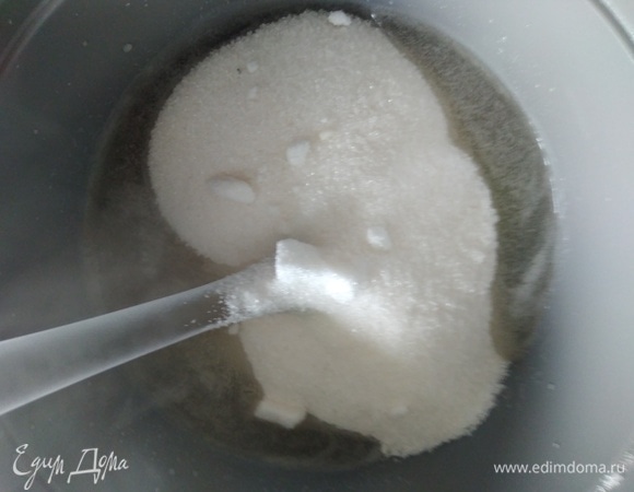 Агар залить холодной водой и поставить на плиту. Помешивая, довести до кипения. Всыпать сахар. *Несколько советов по поводу агара: лучше использовать профессиональный, который продают в магазинах для кондитеров. Если берете в пакетах, то увеличивайте количество агара.
