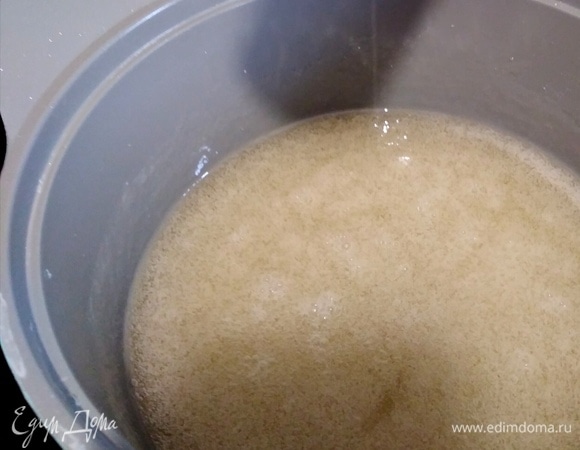 Варить до 110°C на среднем огне, постоянно помешивая силиконовой лопаткой. Если термометра нет, варить 10 минут. Проверить можно так: достать лопатку, за ней потянется капля, а за ней — тонкая ниточка. Сироп готов. Убрать с огня и дать ему успокоиться.