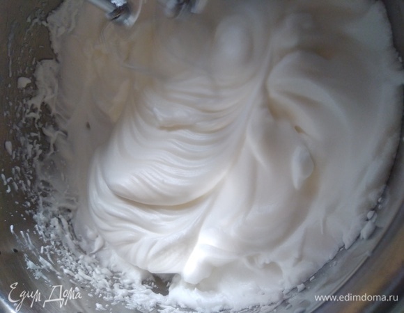 Одновременно с тем, как засыпали сахар, нужно начать взбивать охлажденные белки. 100 г белков — это около 3 крупных яиц. Обычным миксером как раз ушло 10 минут. Понадобится помощник или планетарный миксер. Белки должны быть взбиты до твердых пиков. Скорость взбивания высокая.