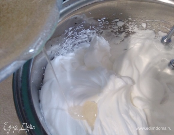 Аккуратно тонкой струйкой влить горячий агар в белки, продолжая взбивать.