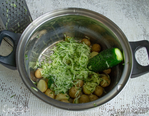 Свежие огурцы натираем на мелкой терке.