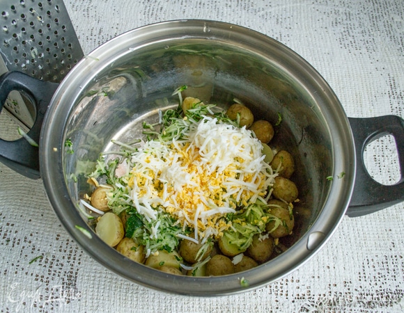 Два сваренных вкрутую яйца также трем на терке. Оставшиеся яйца понадобятся для украшения готового блюда.