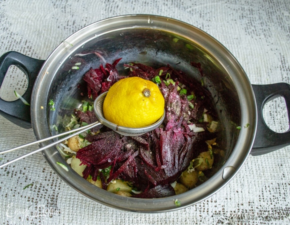 Вареную свеклу шинкуем очень тонкой соломкой, кладем в кастрюлю. Выжимаем сок из половинки небольшого лимона, солим и перчим по вкусу.