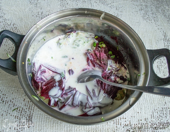 Наливаем холодный кефир. Кефир советую использовать 2.5–3.2 %, будет вкусно.