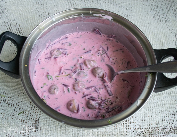 Все перемешиваем и ставим в холодильник на 20–60 минут, однако если продукты холодные, то можно сразу на стол!