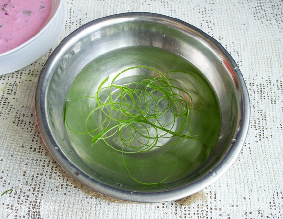 Для подачи нарезаем очень тонкими полосками стебли зеленого лука, кладем в миску с ледяной водой (лук свернется в колечки). Девочки, которые в детстве делали кукол из одуванчиков, этой технологией владеют хорошо.