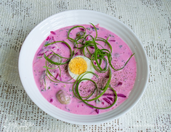 Наливаем холодник из свеклы на кефире в тарелки, украшаем половинками вареных яиц и колечками лука, перчим по вкусу. Приятного аппетита!