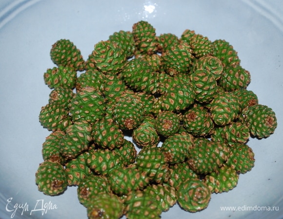 Промойте шишки водой.