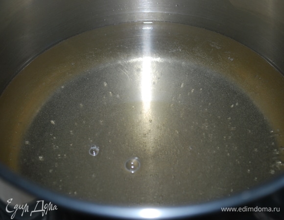 Сделайте сироп из воды и сахара. В воду добавьте сахар и доведите до кипения.