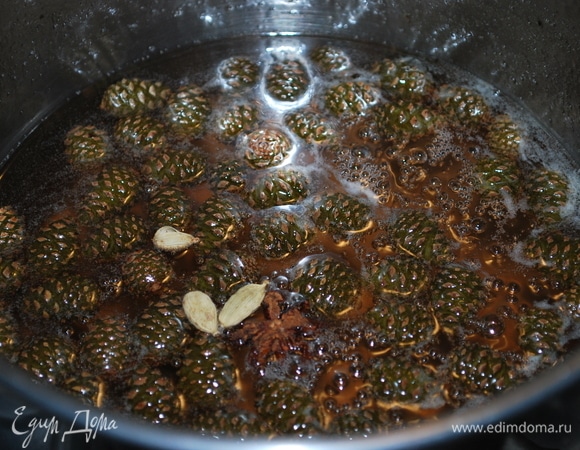 За 10 минут до окончания варки добавьте звездочку бадьяна и зерна кардамона. Проварите все вместе. В самом конце добавьте лимонную кислоту. Остывшее варенье разлейте по маленьким баночкам.