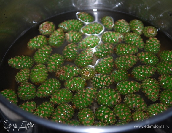 В сироп добавьте шишки (у меня 150 г), варите их на медленном огне около двух часов.