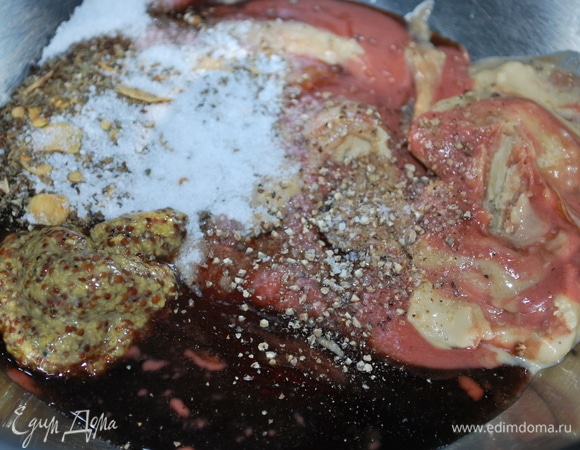 Из специй сделайте маринад (добавьте любимые свои специи). Я добавила в маринад пасту кунжута, она дает ореховый вкус.