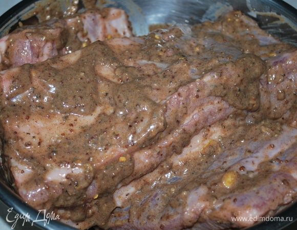 Замаринуйте грудинку в маринаде и уберите в холодильник на сутки или на ночь.