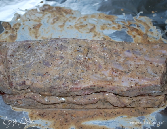 Накрыла сверху томаты другой половинкой грудинки.