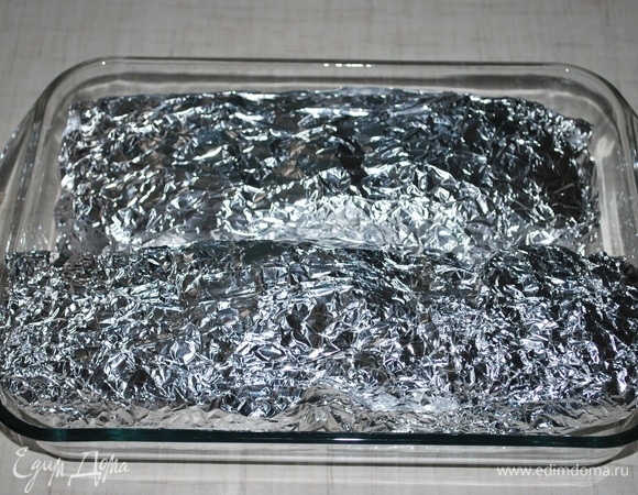 Завернула в три слоя фольги. Поставила запекаться в духовку на 4,5 часа. Три часа запекала при температуре 150°C, потом убавила температуру до 120°C и запекала еще 1,5 часа. После запекания надо полностью охладить мясо и убрать в холодильник минимум на 8–10 часов.