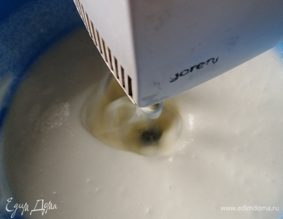 В глубокой миске смешиваем сахар со сметаной. После взбить все миксером на средней скорости до растворения сахара.