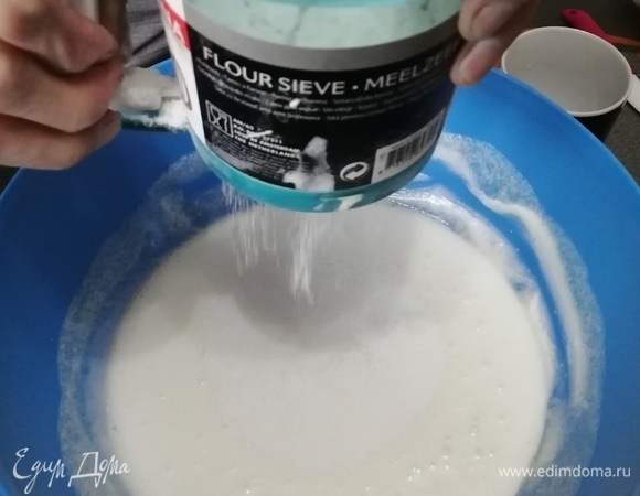 Далее просеиваем муку в миску. После гасим уксусом соду и добавляем в миску. Перемешиваем. Обсыпаем руки мукой и начинаем месить тесто, пока оно не станет эластичным, и продолжаем месить на столе, чуть посыпанном мукой.