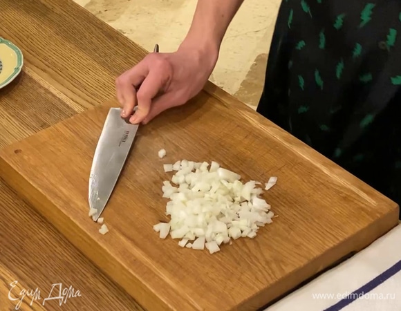 Лук почистить и нарезать мелкими кубиками.
