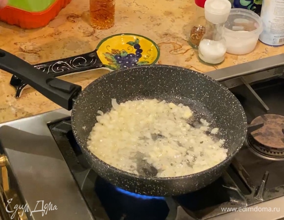 Разогреть в сковороде 1 ст. ложку сливочного масла, обжарить лук и чеснок до слегка золотистого цвета.